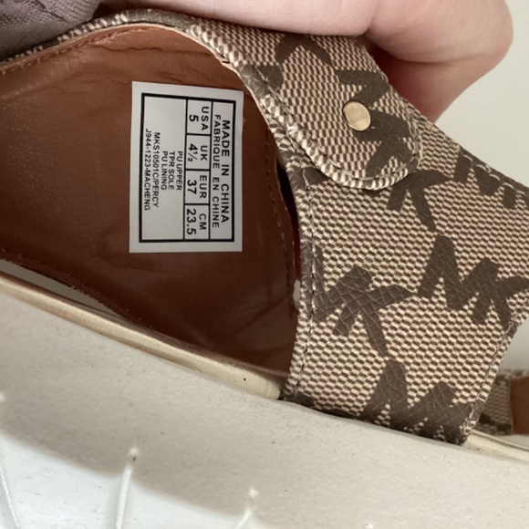 NWT MICHAEL KORS THONG SANDALS SHOES LOGO PLAQUE MONOGRAM BROWN/TAN 6.5 EUR 37 - Picture 10 of 12